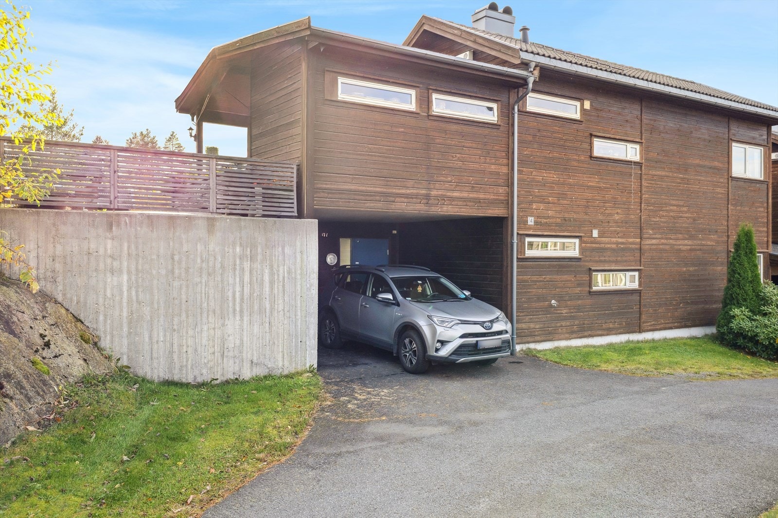 Parkering i carport ved inngangspartiet. Galleribilde