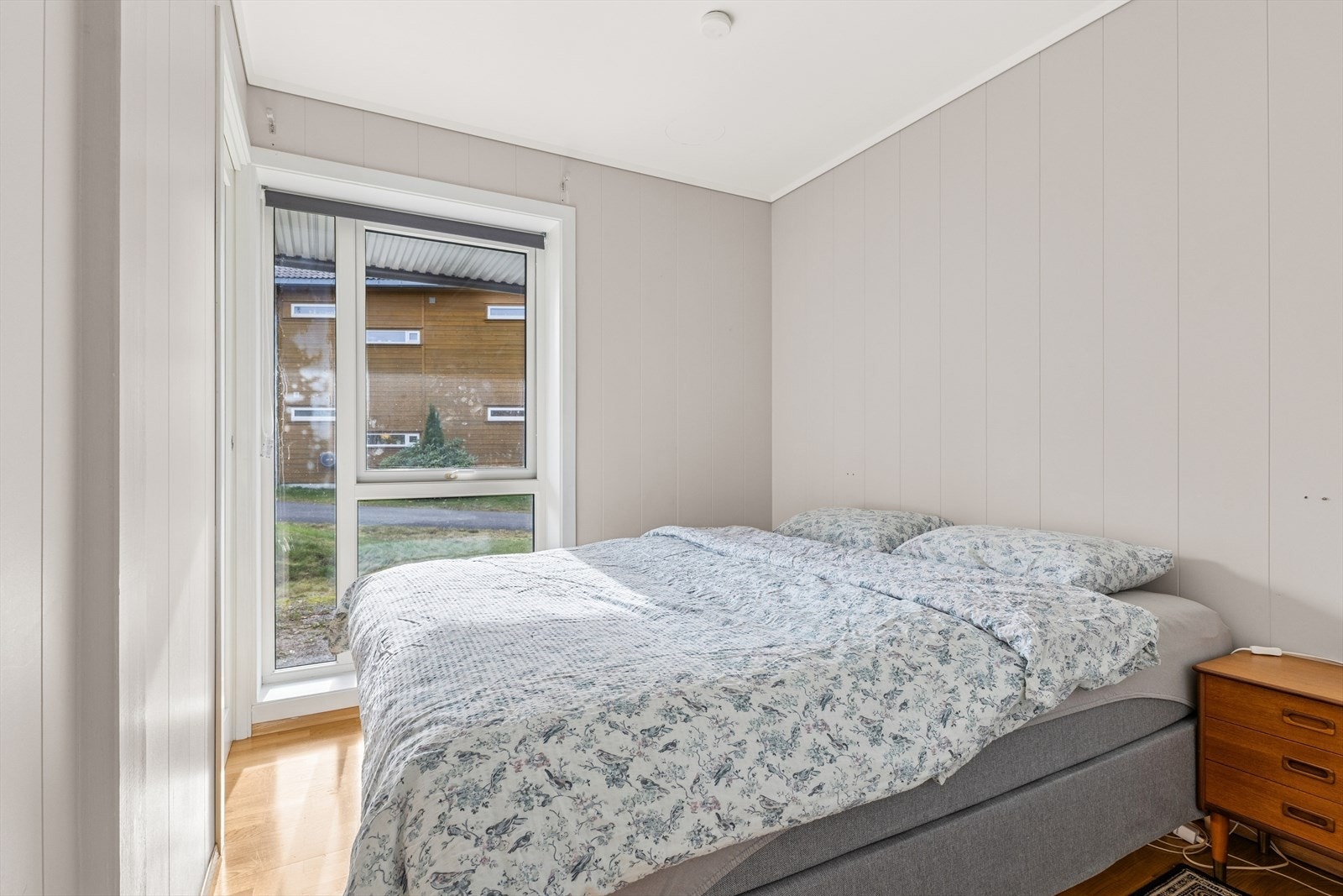 Hovedsoverommet har plass til dobbeltseng, tilhørende møblement og garderobeskap. Galleribilde