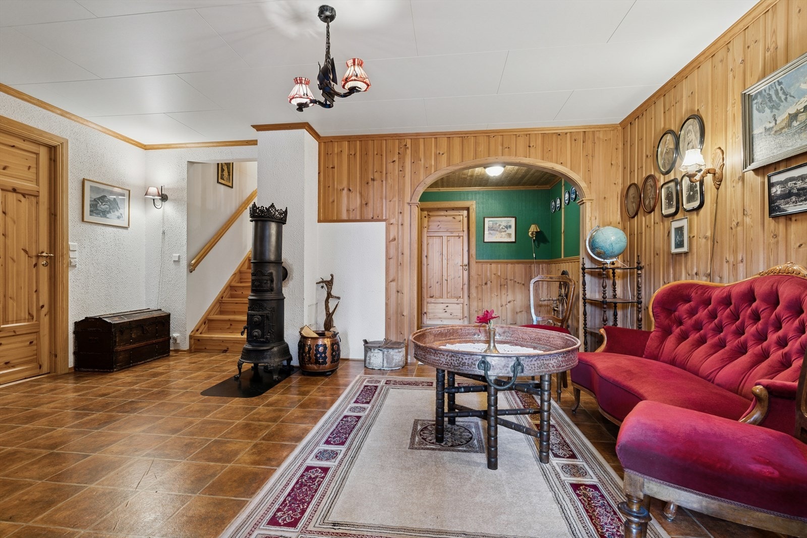 Stue/Hall i underetasjen, her er det montert varmepumpe. Galleribilde