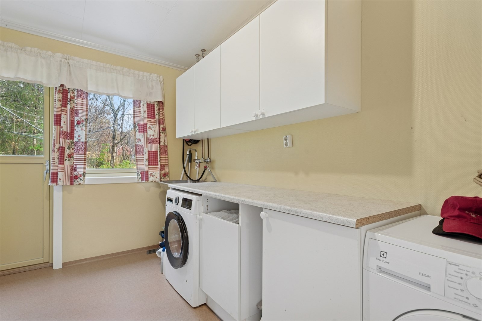 Praktisk separat vaskerom med direkte utgang til hagen. Galleribilde