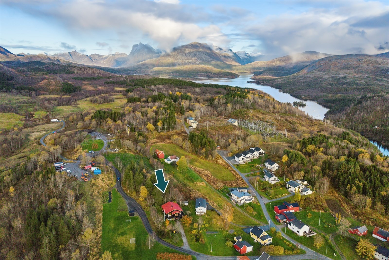 Boligen ligger fint til i et etablert og rolig boligområde i Hopen på Tverlandet, ca. 20 minutters kjøring fra Bodø sentrum. Galleribilde