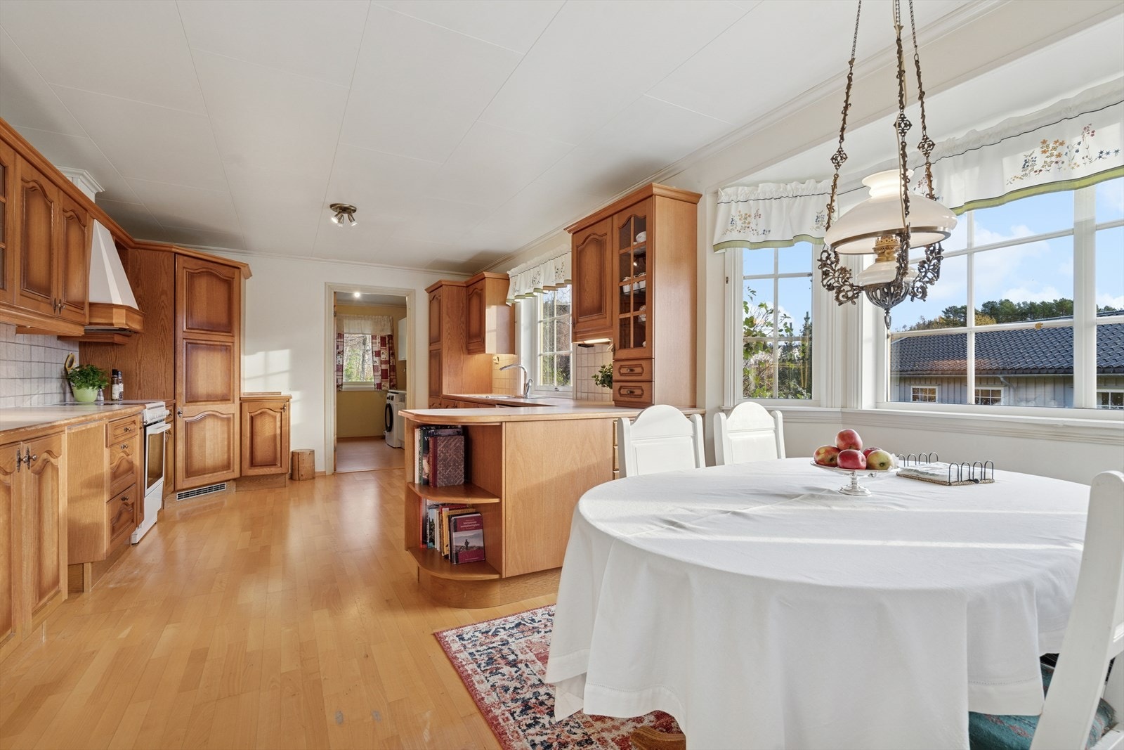 På kjøkkenet er det plass til praktisk frokostbord. Galleribilde