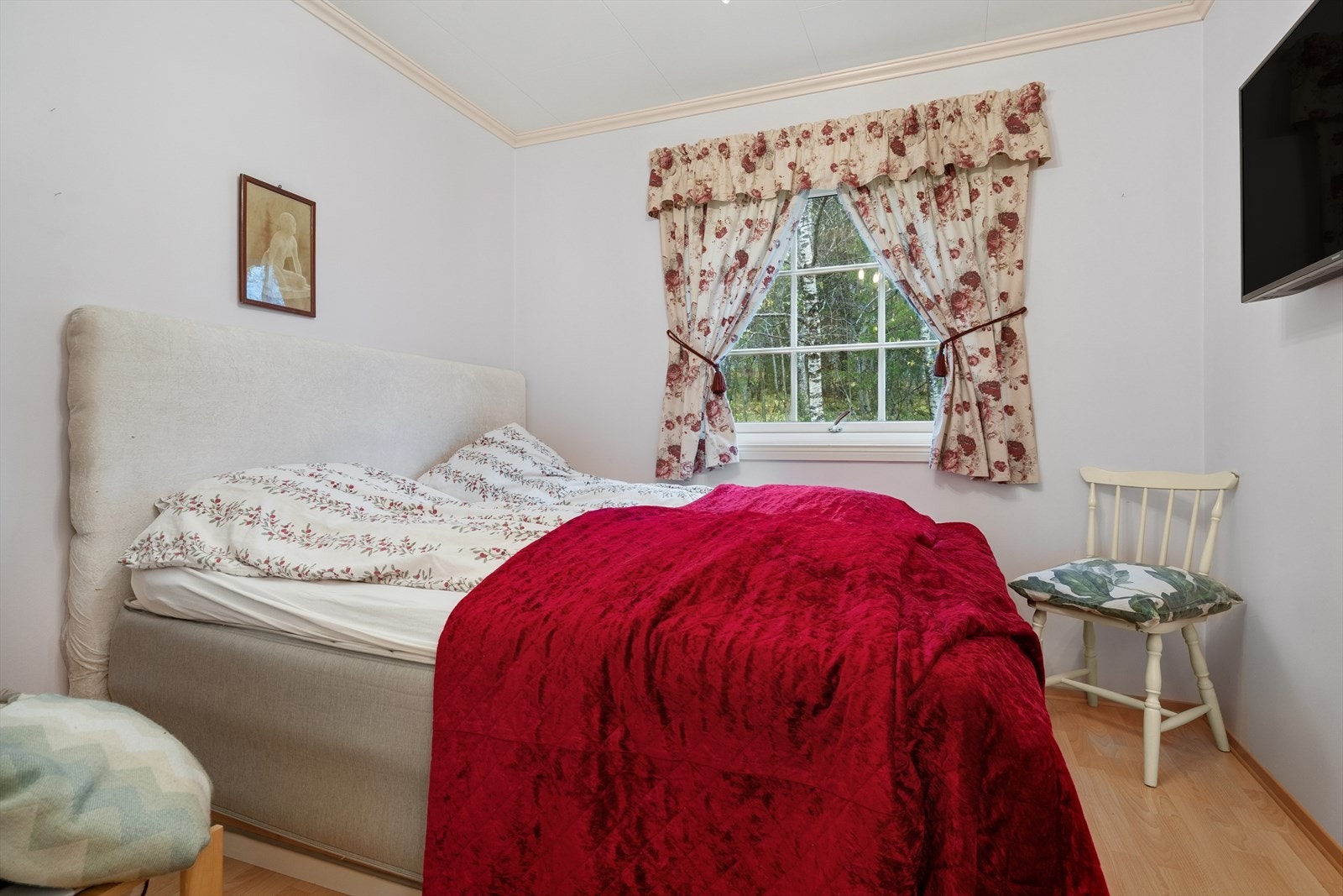 Huset har totalt fire soverom, tre beliggende i første etasje og et i underetasjen. Galleribilde