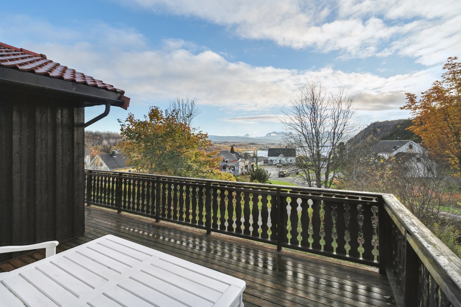 Fra eiendommen er det nydelig utsikt mot fjord og fjell. Galleribilde