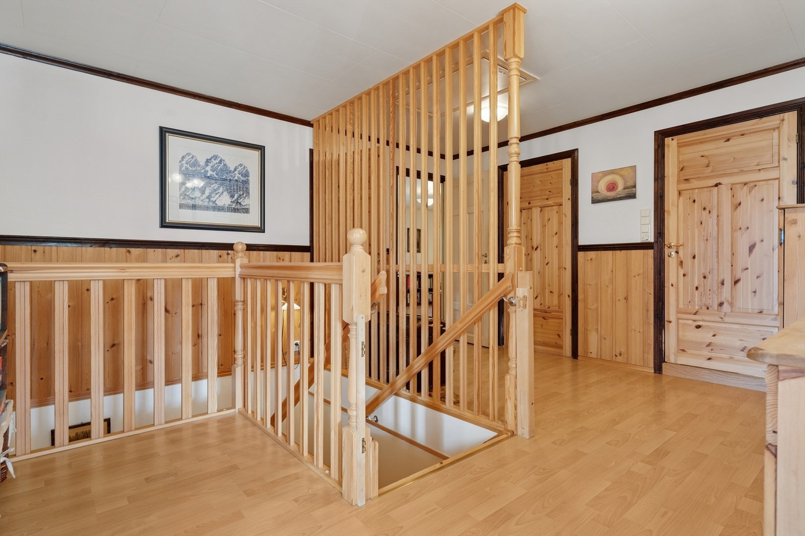 Videre ned i underetasjen er det stue, et soverom, boder og inngangsparti. Galleribilde