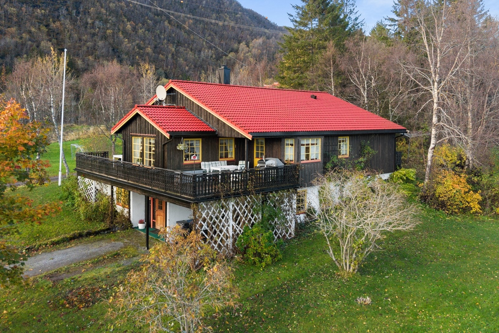 En enebolig med familievennlig beliggenhet og solrike uteområder. Galleribilde