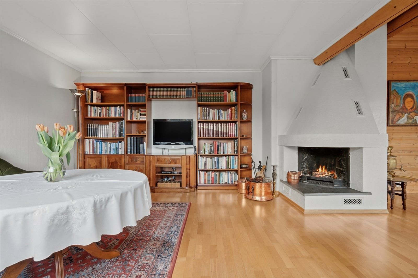 Stuen er utstyrt med ildsted som sørger for god varme på de kaldeste dagene. Galleribilde