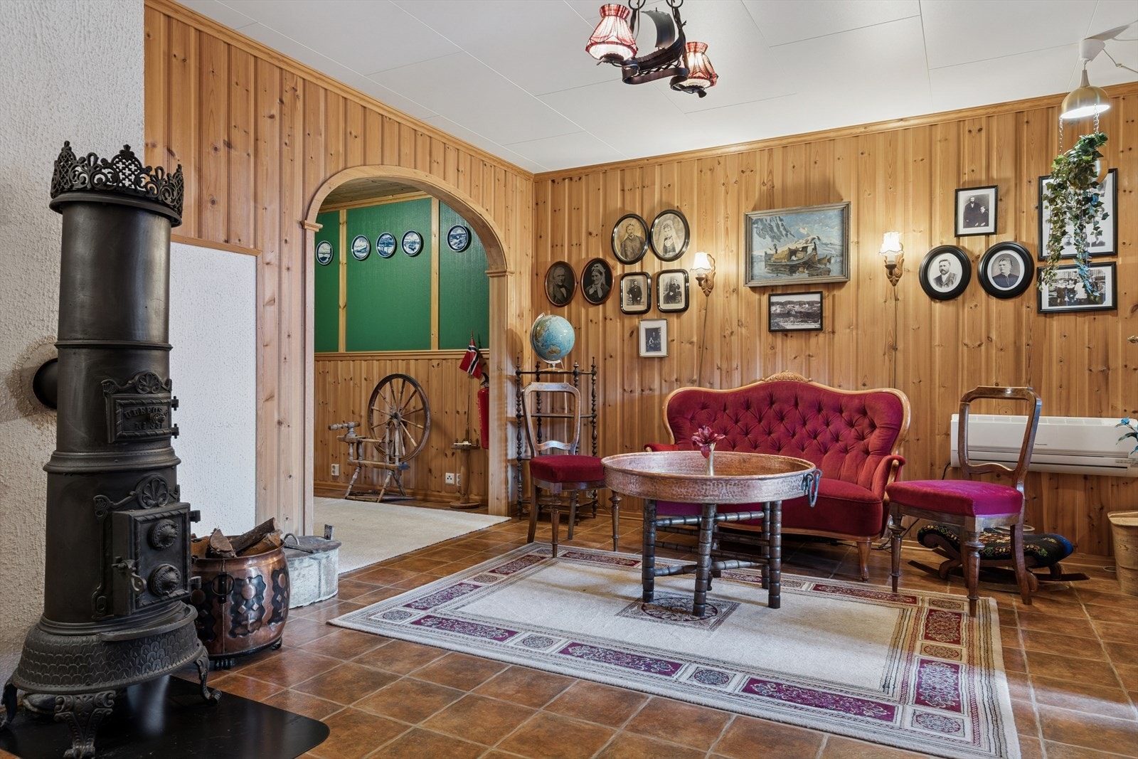 Èn bod i underetasjen er klargjort med vann og avløp, for fremtidig bad. Galleribilde