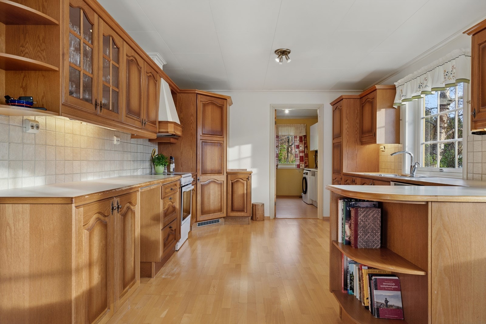 Kjølehjørne, komfyr og oppvaskmaskin medfølger. Galleribilde