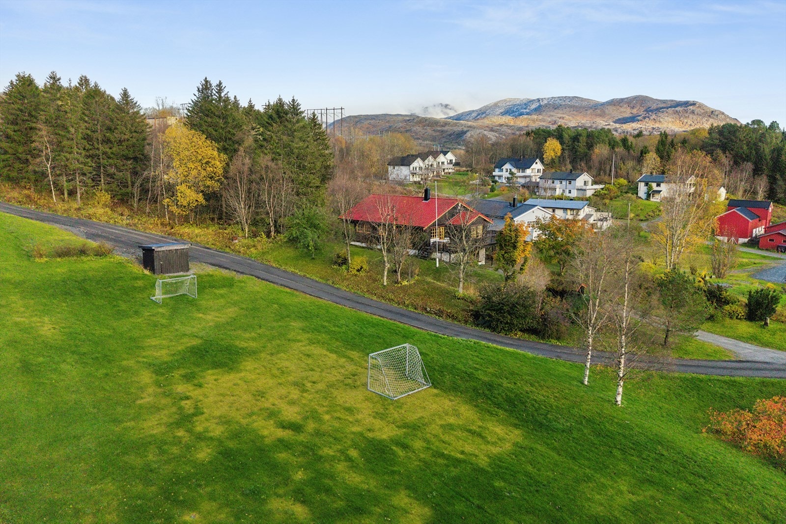 Naturen ligger rett utenfor døren med flotte turmuligheter året rundt, enten du foretrekker fjellturer, sykkelturer, ski eller en rolig spasertur langs fjorden. Galleribilde