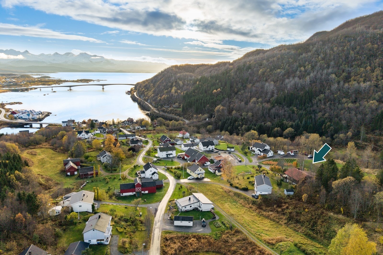 Her bor man fint til i naturskjønne omgivelser med kort vei til barnehager, skoler, offentlig transport og flotte turområder. Galleribilde