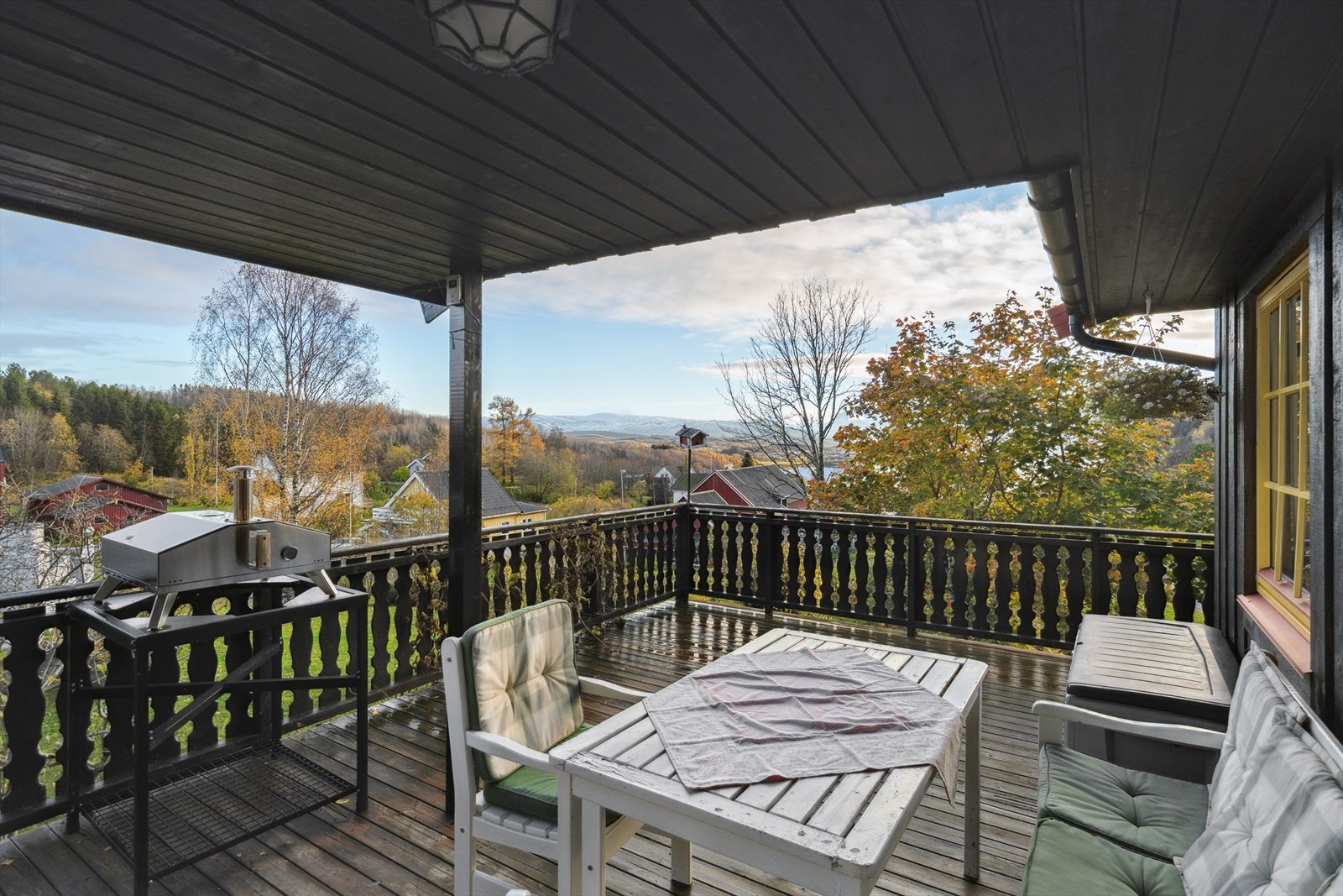 Deler av terrassen er overbygget og kan benyttes på uværsdager. Galleribilde