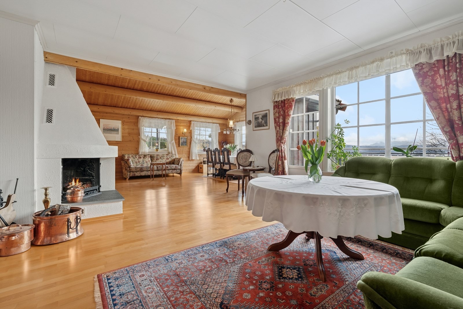 Et innbydende allrom med store vindusflater som sørger for rikelig med lysinnslipp og som er med på å skape en god romfølelse, samtidig som utsikten kommer til sin rett. Galleribilde