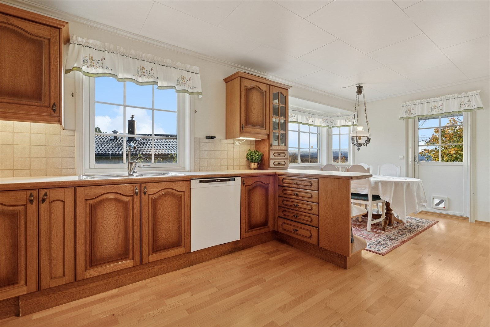 Kjøkkenet er utstyrt med integrert kjølehjørne og har opplegg for oppvaskmaskin og frittstående hvitevarer. Galleribilde