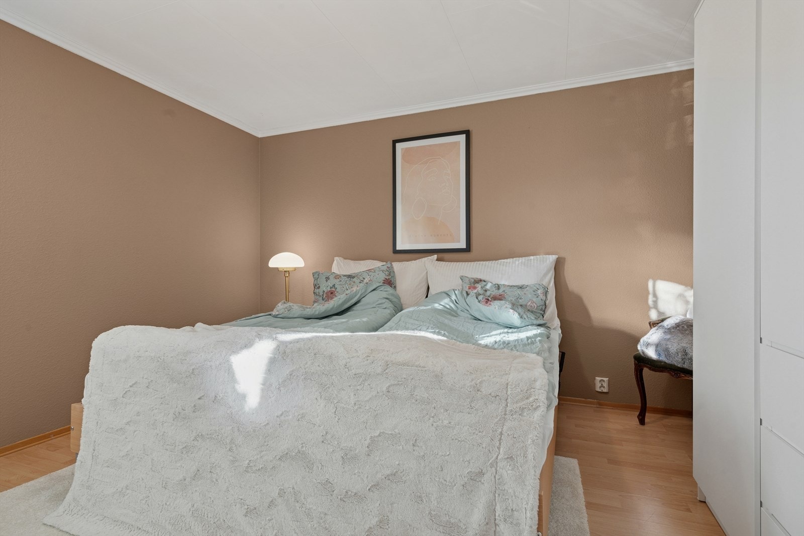 Samtlige rom har plass til dobbeltseng og garderobeløsning. Galleribilde