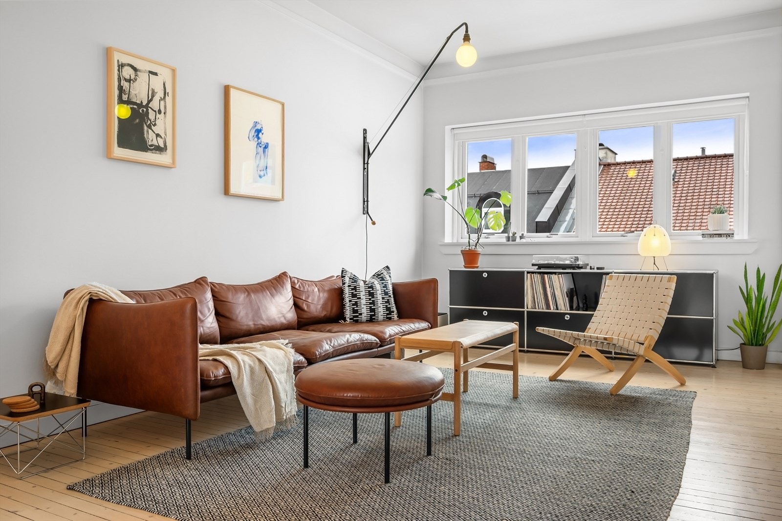 I stuen er det god plass til sofagruppe med tilhørende sofabord og tv-møblement. Galleribilde