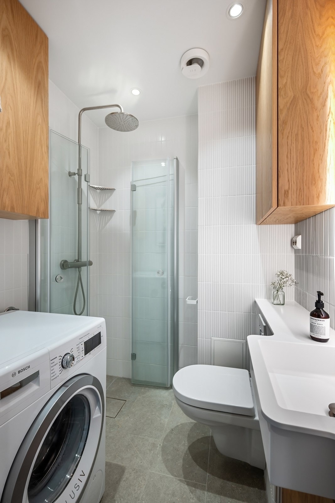 Rålekkert og moderne bad renovert av Oslo Bad AS i 2025. Badet har stilsikre farge- og materialvalg med 30x60 fliser på gulv og 5x20 fliser på vegger, downlights i himling og elektrisk gulvvarme. Galleribilde