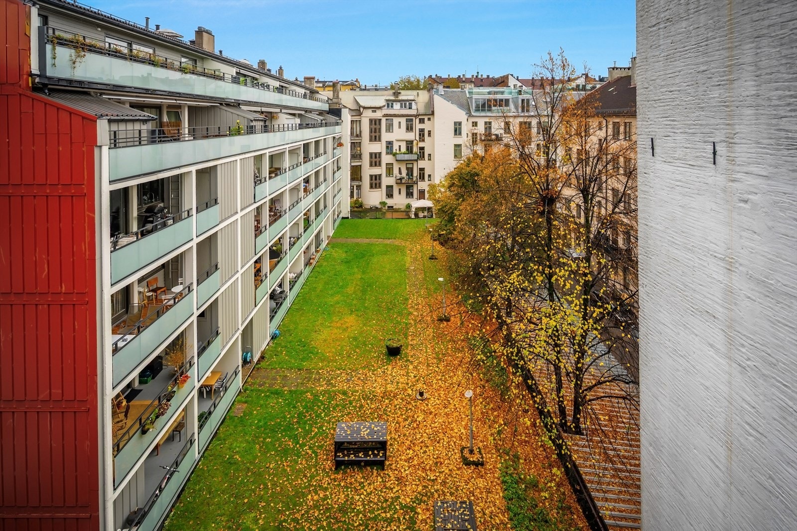 Kjøkkenet og brannbalkongen har et grønt og fint utsyn mot bakgården. Galleribilde
