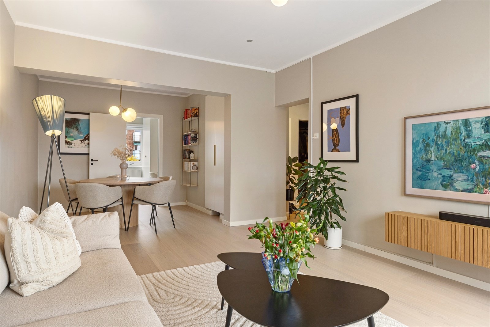 Rommet har en velutformet planløsning som gjør innredningsjobben enkel. Galleribilde