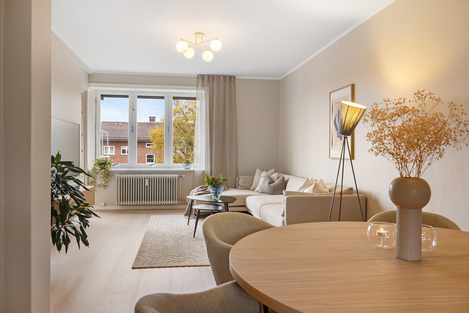 Den lyse, luftige stuen har god plass til både stor sofa og spisegruppe. Galleribilde