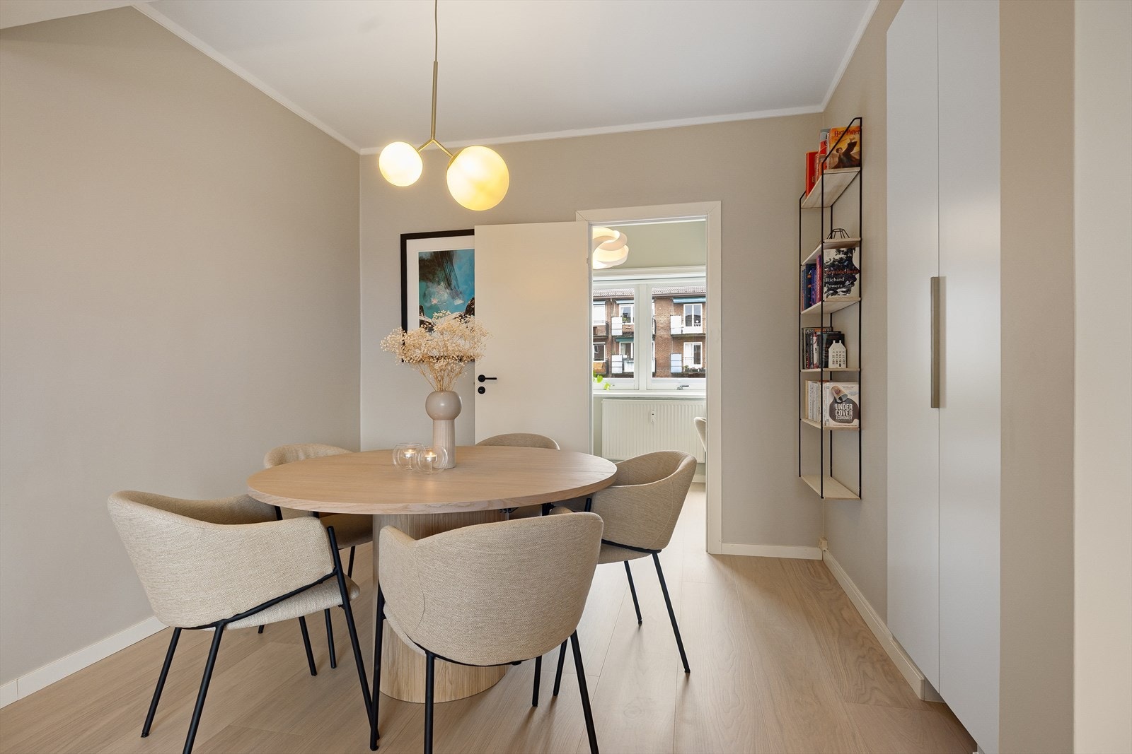 I stuen er det montert garderobeskap. Galleribilde