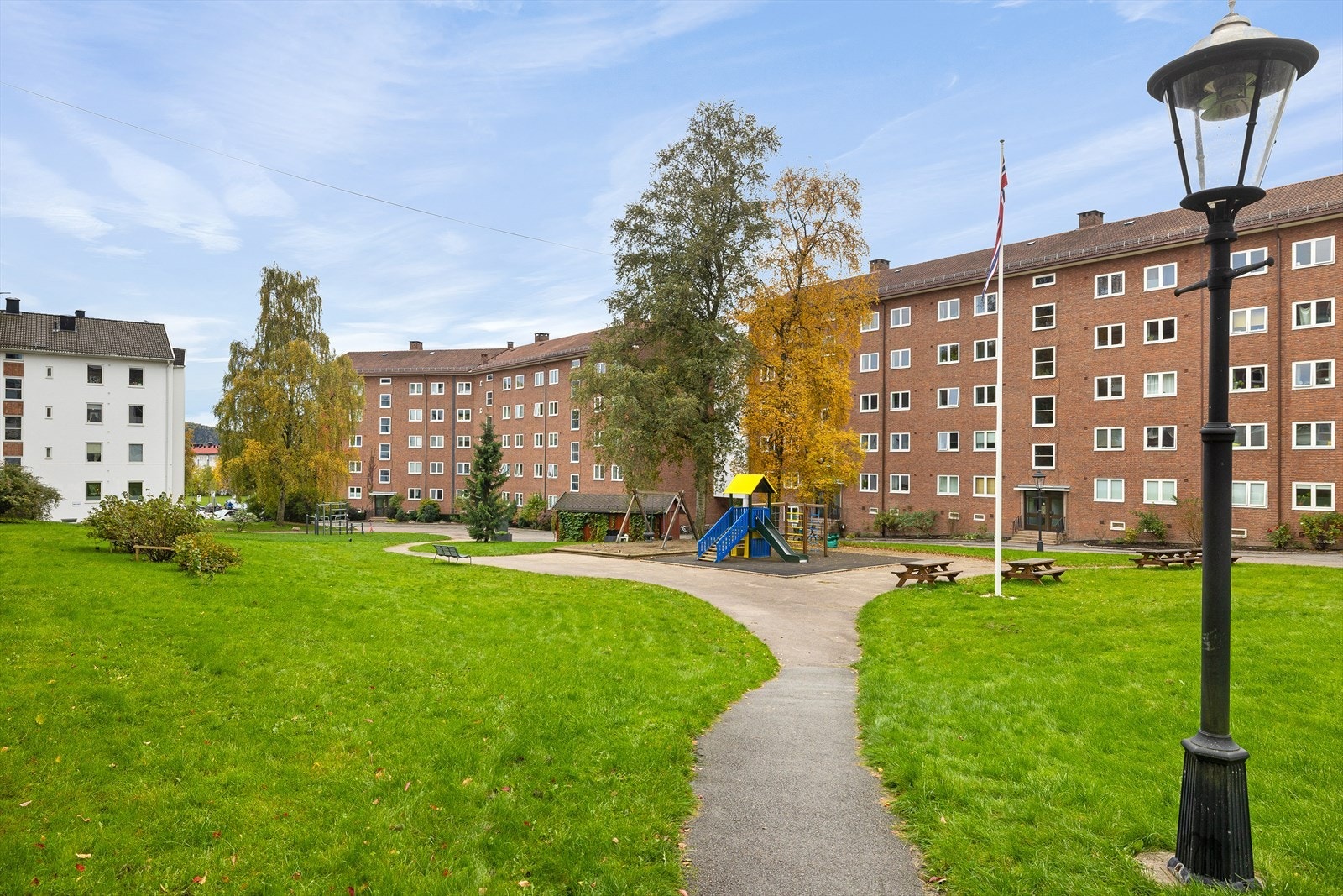 Borettslagets har en idyllisk uteplass opparbeidet med store grøntaraler, lekeplass og flere sittegrupper. Galleribilde