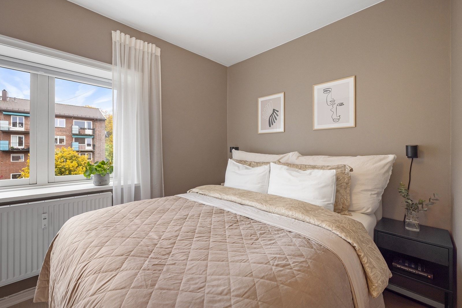 Store vindusflater sikrer godt med lys og luft. Galleribilde