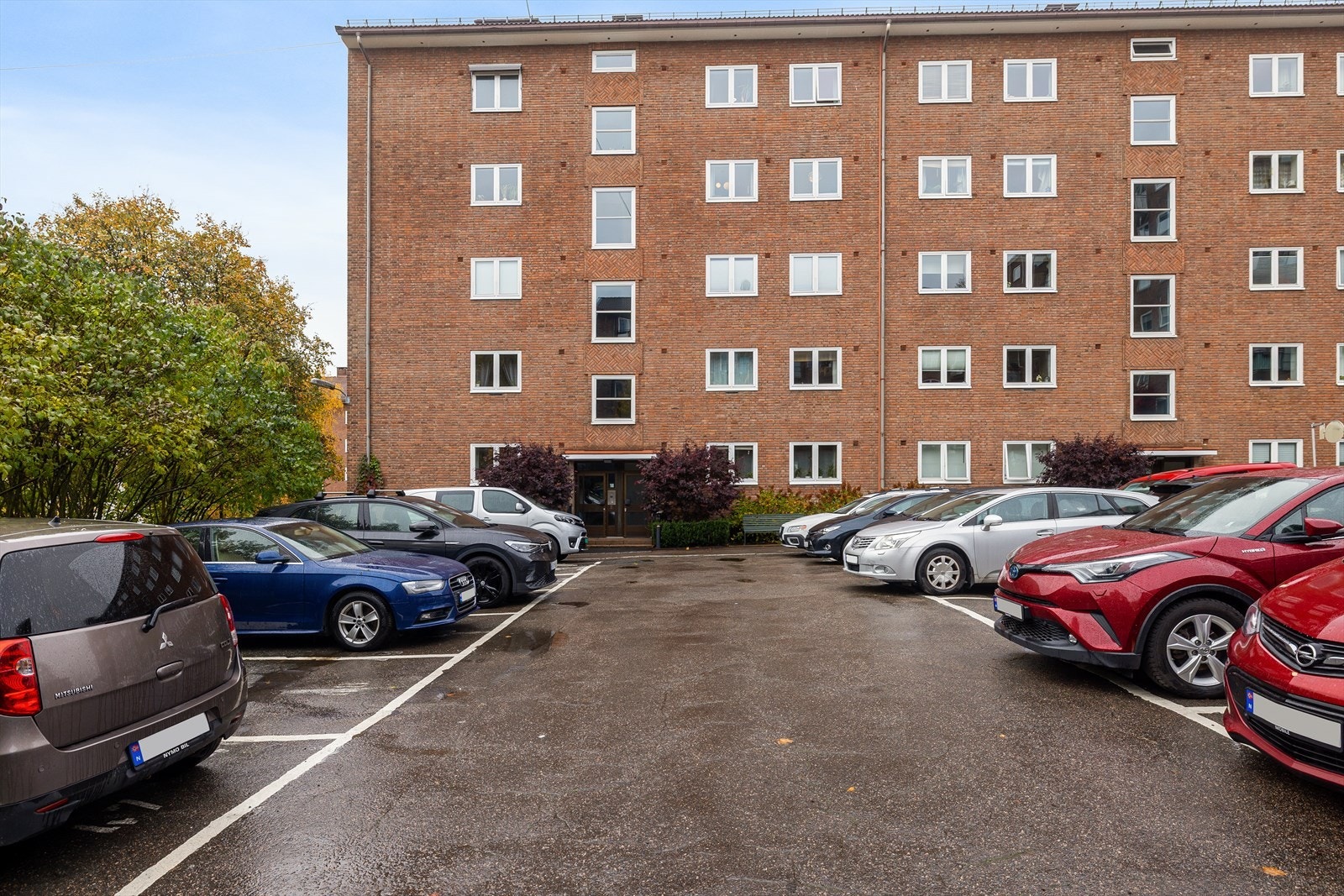 Borettslaget har 83 parkeringsplasser for utleie hvorav 16 er ladeplasser. Disse tildeles etter ventelister. Galleribilde