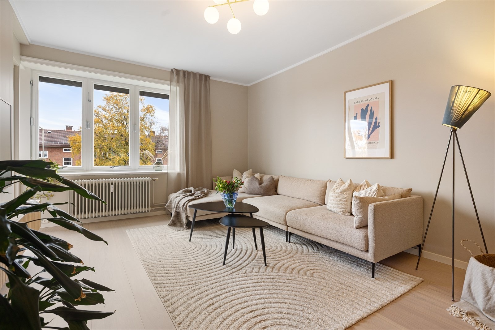 Leiligheten har stilrene overflater pusset opp i 2024 med pent, herdet tregulv fra Bjelin (type Eik Vistorp XXL 27,2 cm brede bord) og veggene ble sparklet og malt i en lun fargetone. Galleribilde