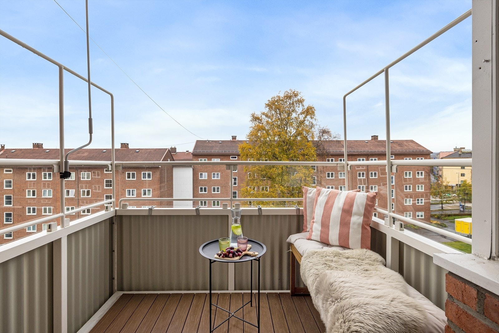 Leiligheten ble totaloppusset i 2021/24, og holder høy standard, har et moderne uttrykk og det er lagt vekt på gjennomtenkte løsninger. Galleribilde