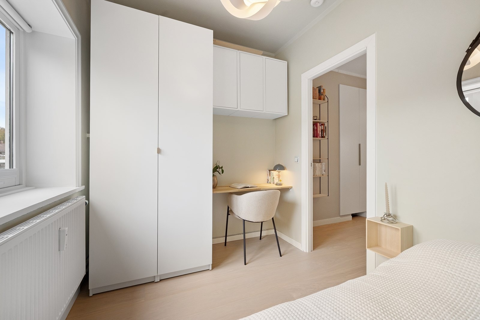 Soverommet er i dag innredet med en smart kontorløsning. Galleribilde