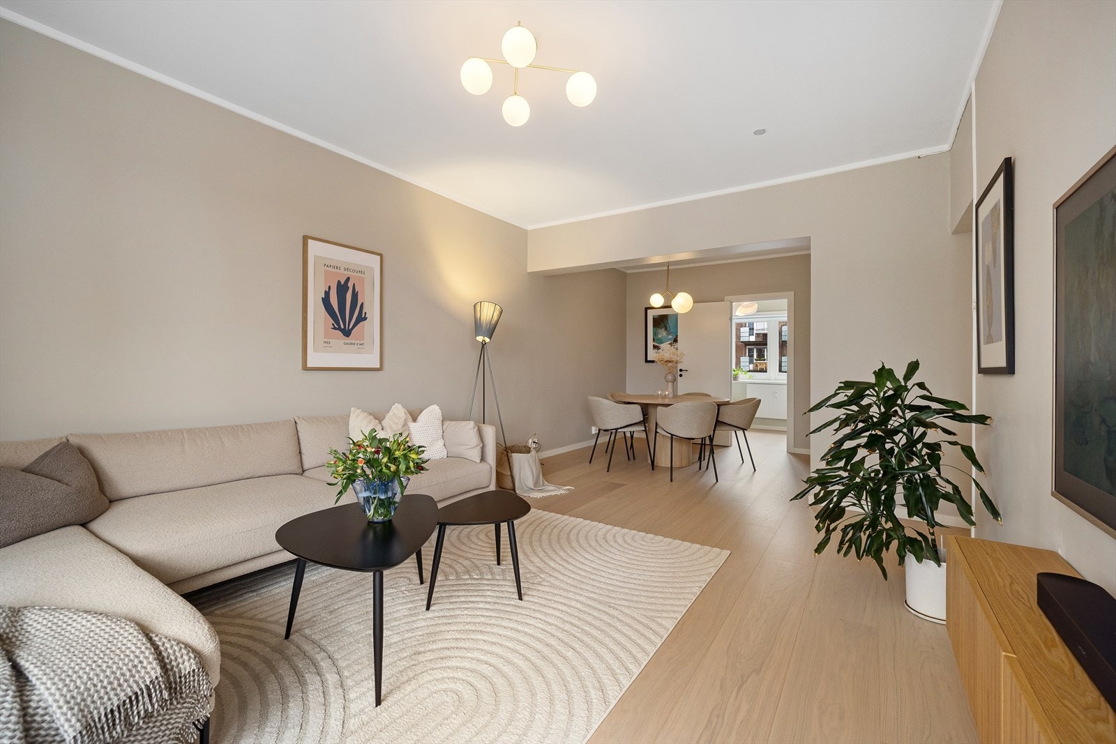 Leiligheten har en gjennomgående planløsning som sikrer optimale lysforhold. Galleribilde