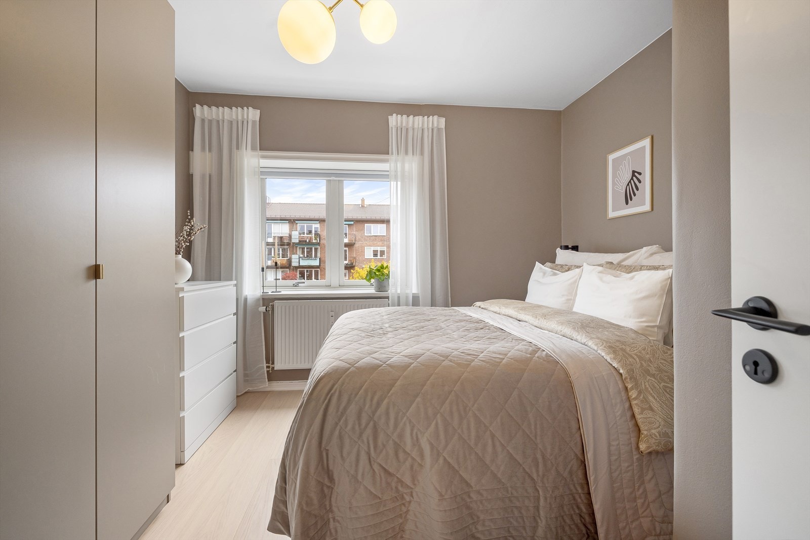 Lunt og innbydende hovedsoverom med god plass til dobbeltseng med tilhørende nattbord på hver side. Galleribilde