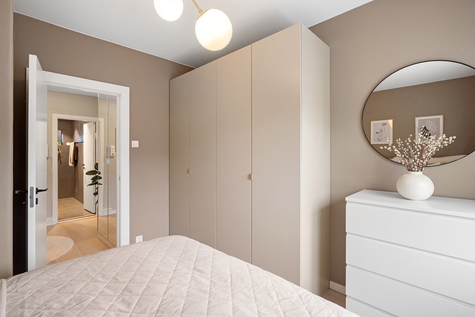 Det er godt med lagringsplass i innholdsrik garderobeløsning. Galleribilde