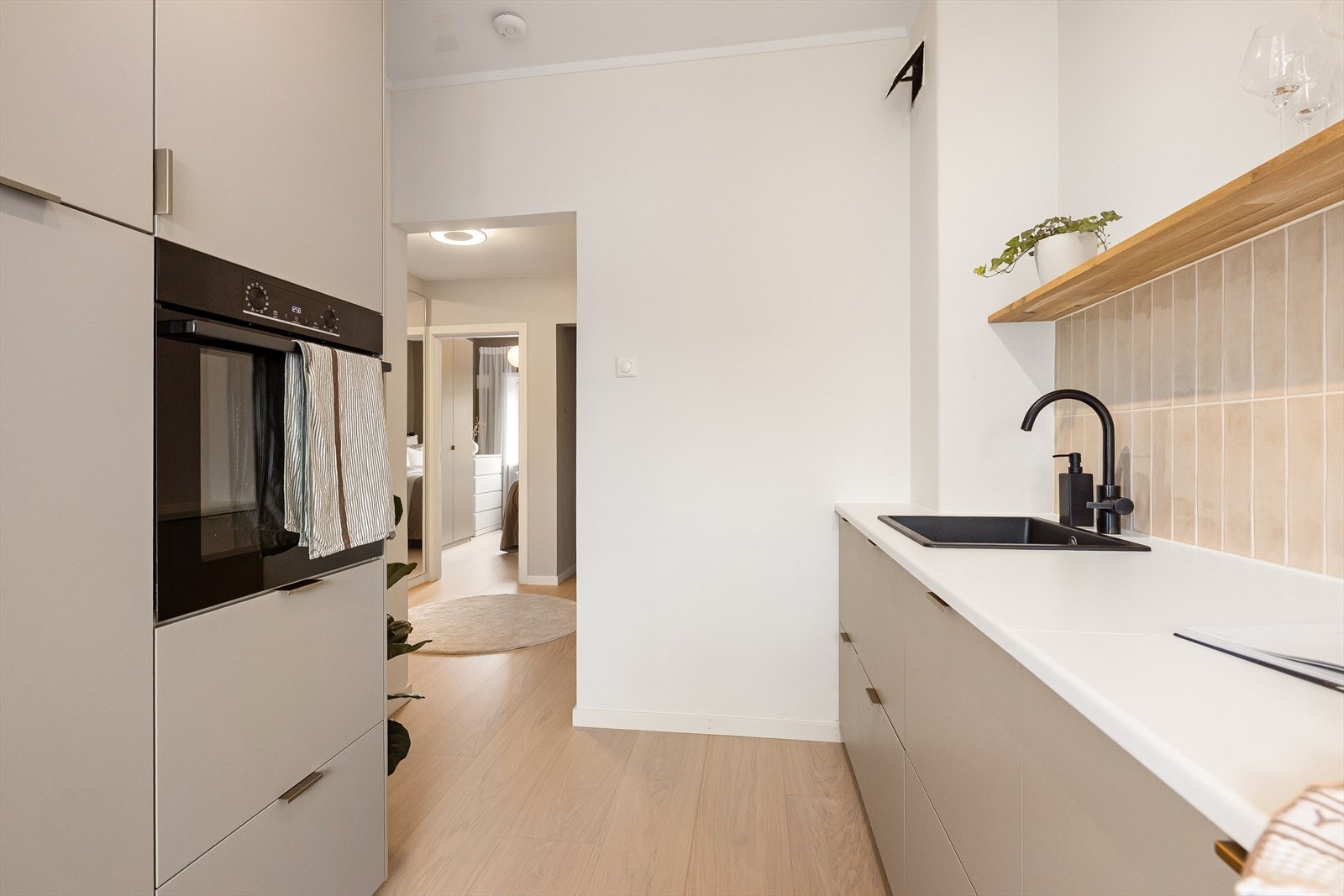 Kjøkkenet har et tidsriktig uttrykk med masse lagringsplass og godt med benkeplass for matlaging. Galleribilde