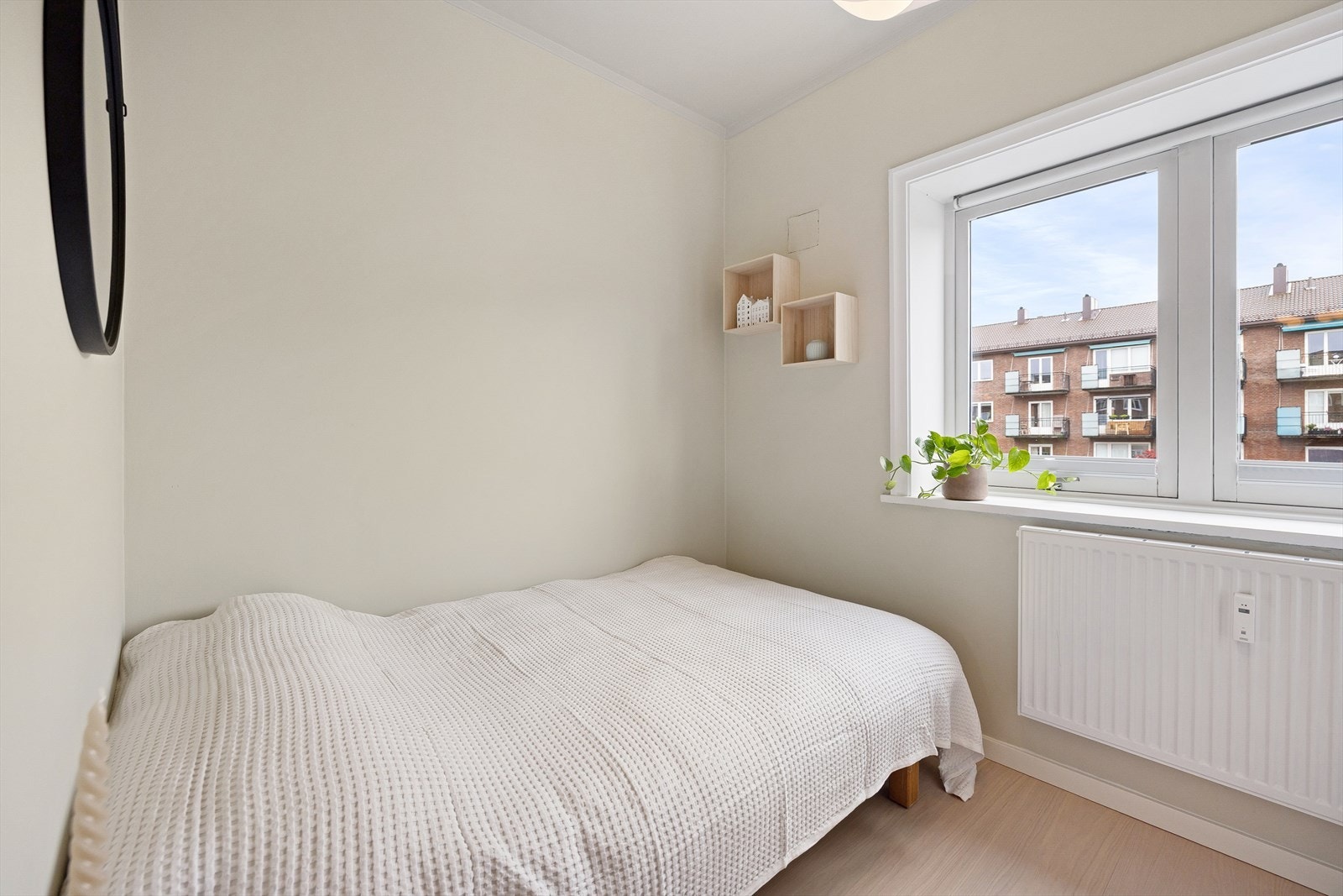 Her er det plass til seng, skrivepult og skap/kommode. Galleribilde