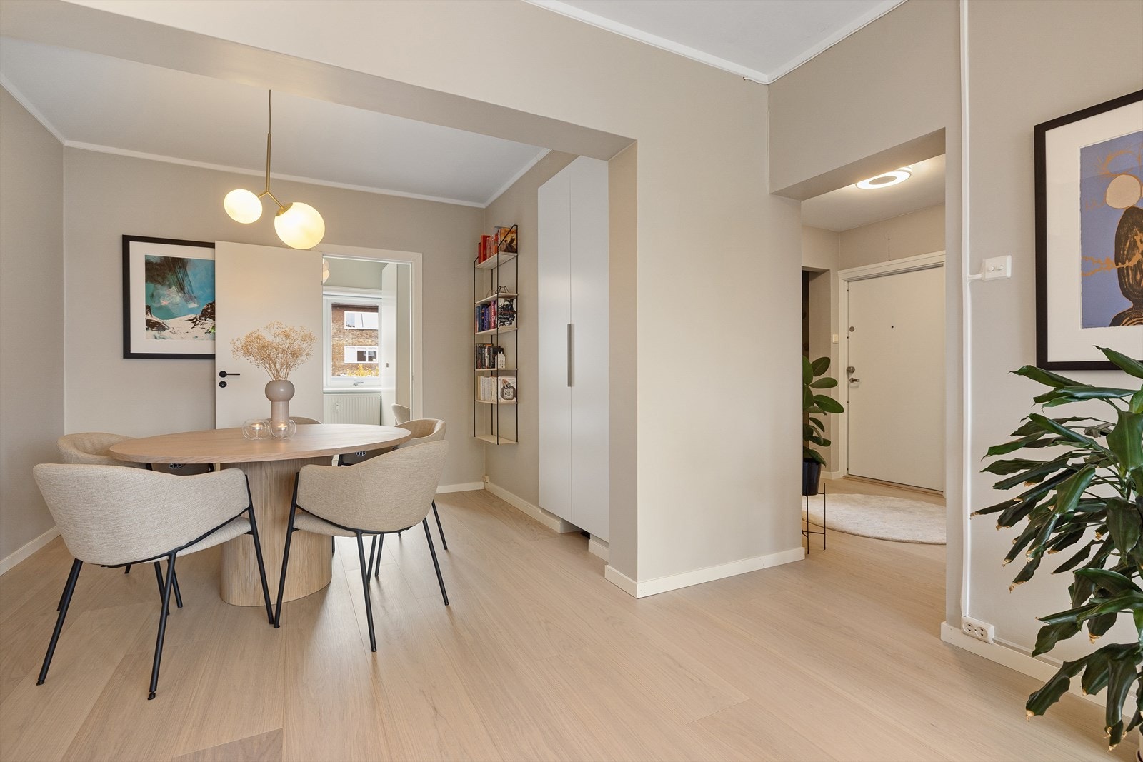 Hyggelig spisestue med plass til både venner og familie. Galleribilde