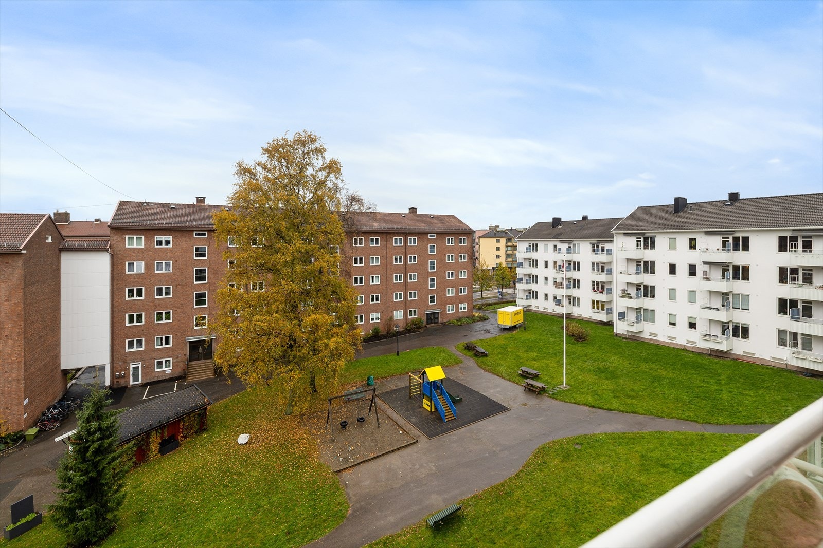 Selger opplyser at det er sol fra midt på dagen (12-tiden) og frem til solen går ned bak Holmenkollen på kvelden (om sommeren). Galleribilde