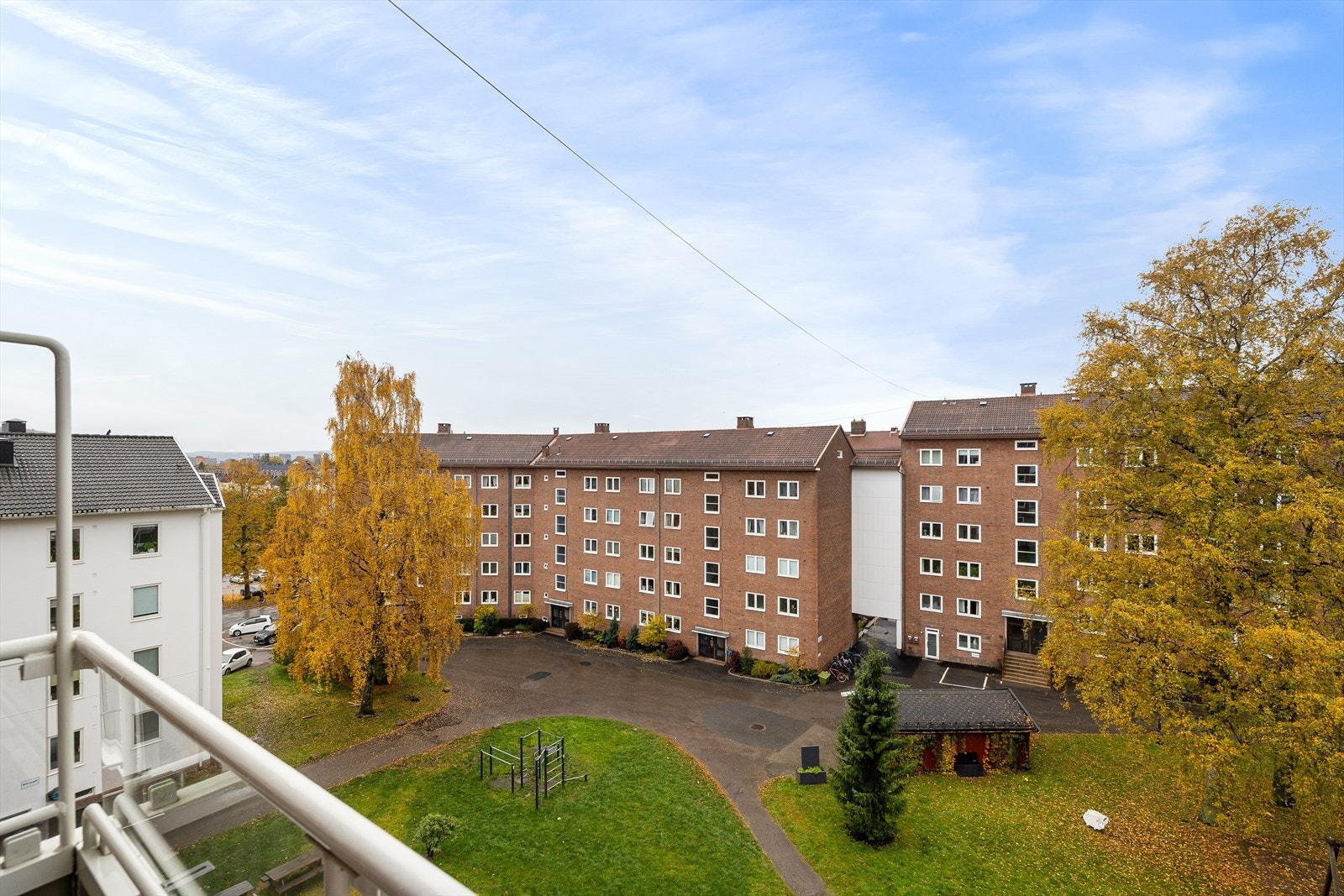 På balkongen er det markise og nye balkongheller. Galleribilde