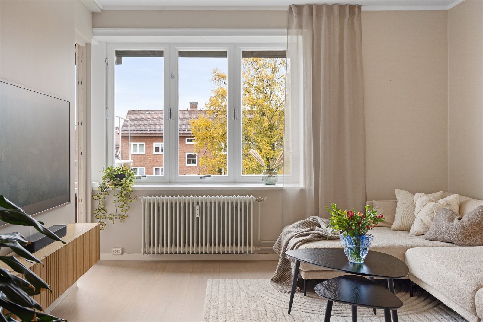 Stuen oppleves luftig og åpen med godt lysinnslipp via store vindusflater. I stuen er takhøyden oppmålt til 2.65 meter. Galleribilde