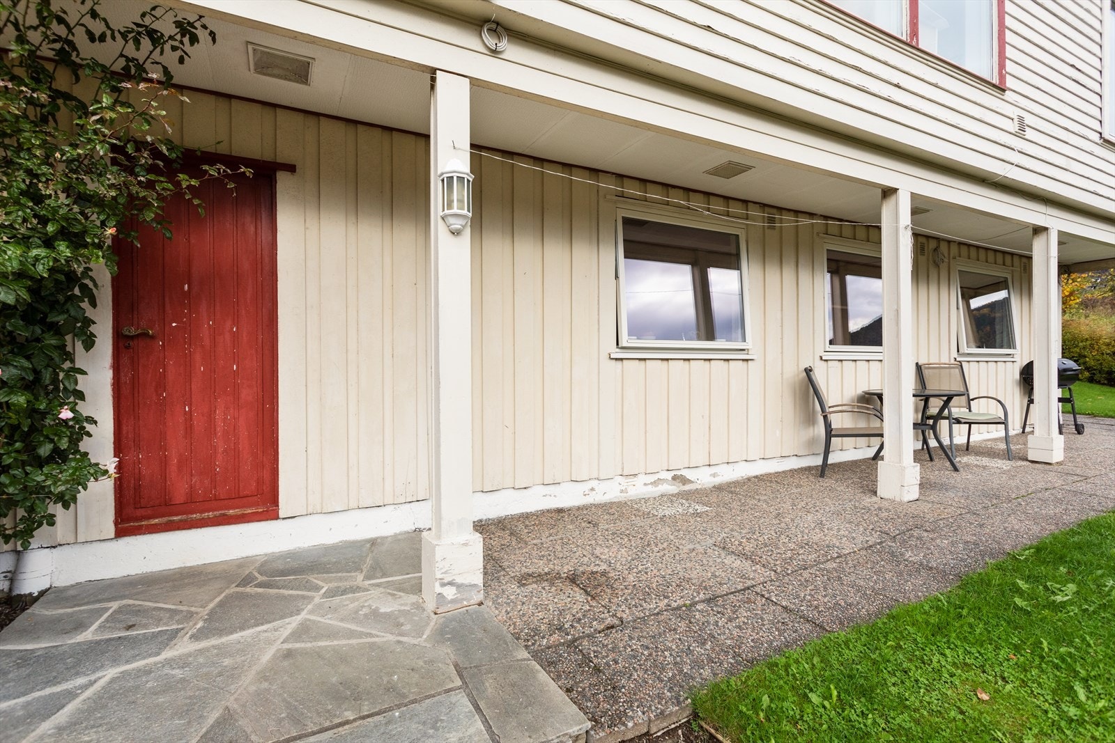 Under altanen er dei ei god og praktisk utebod Galleribilde