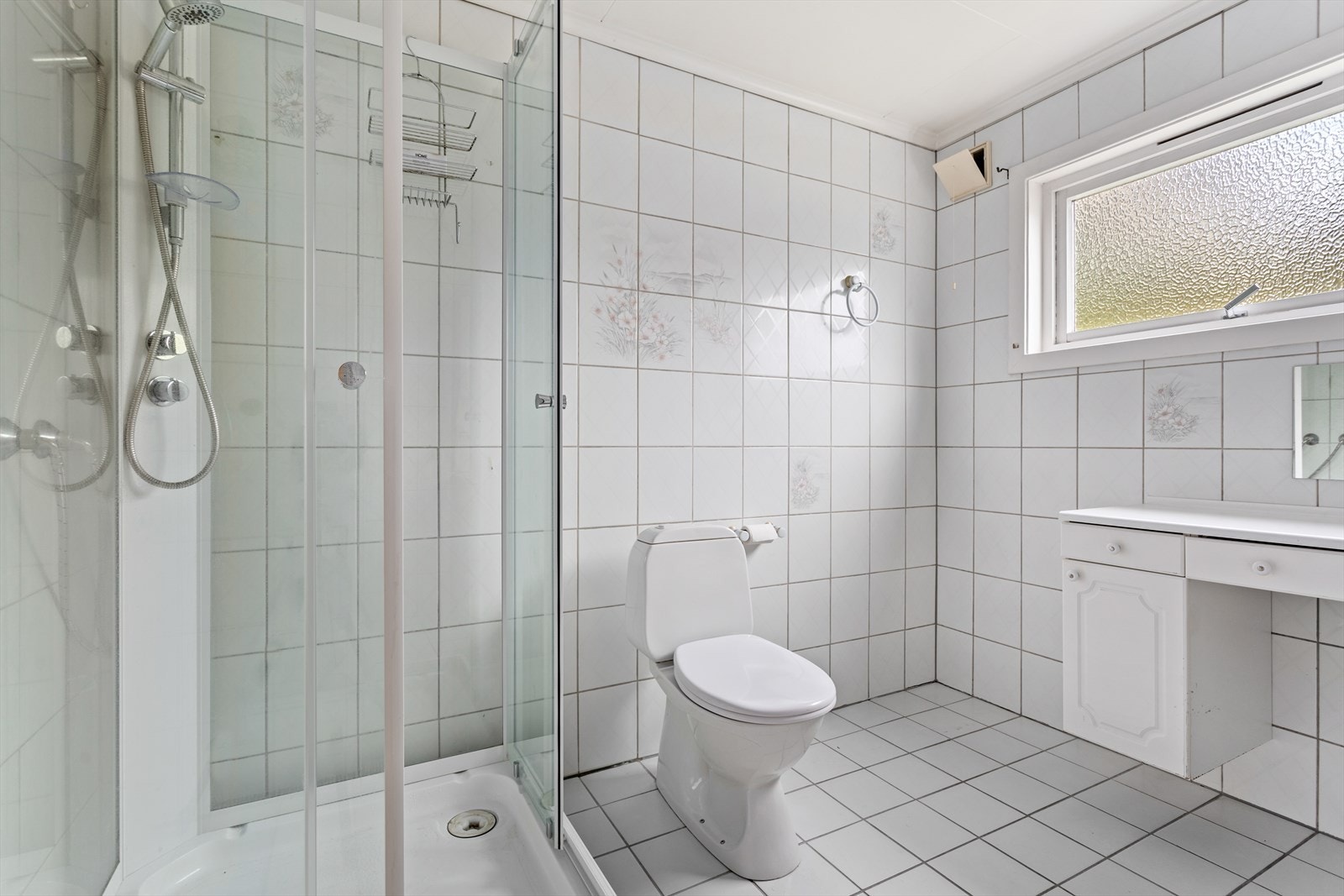 Baderommet er romsleg og har større baderomsinnreiing med nedfelt servant, klosett og dusjkabinett. Galleribilde