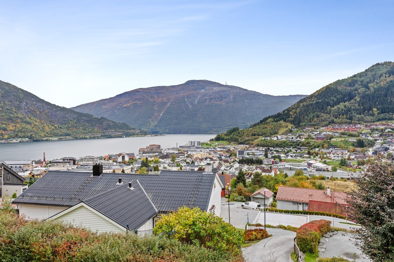 Sjekk utsikta! Eigedomen ligg sydvendt tomt med praktfull utsikt over Sogndal sentrum og har gode soltilhøve. Galleribilde