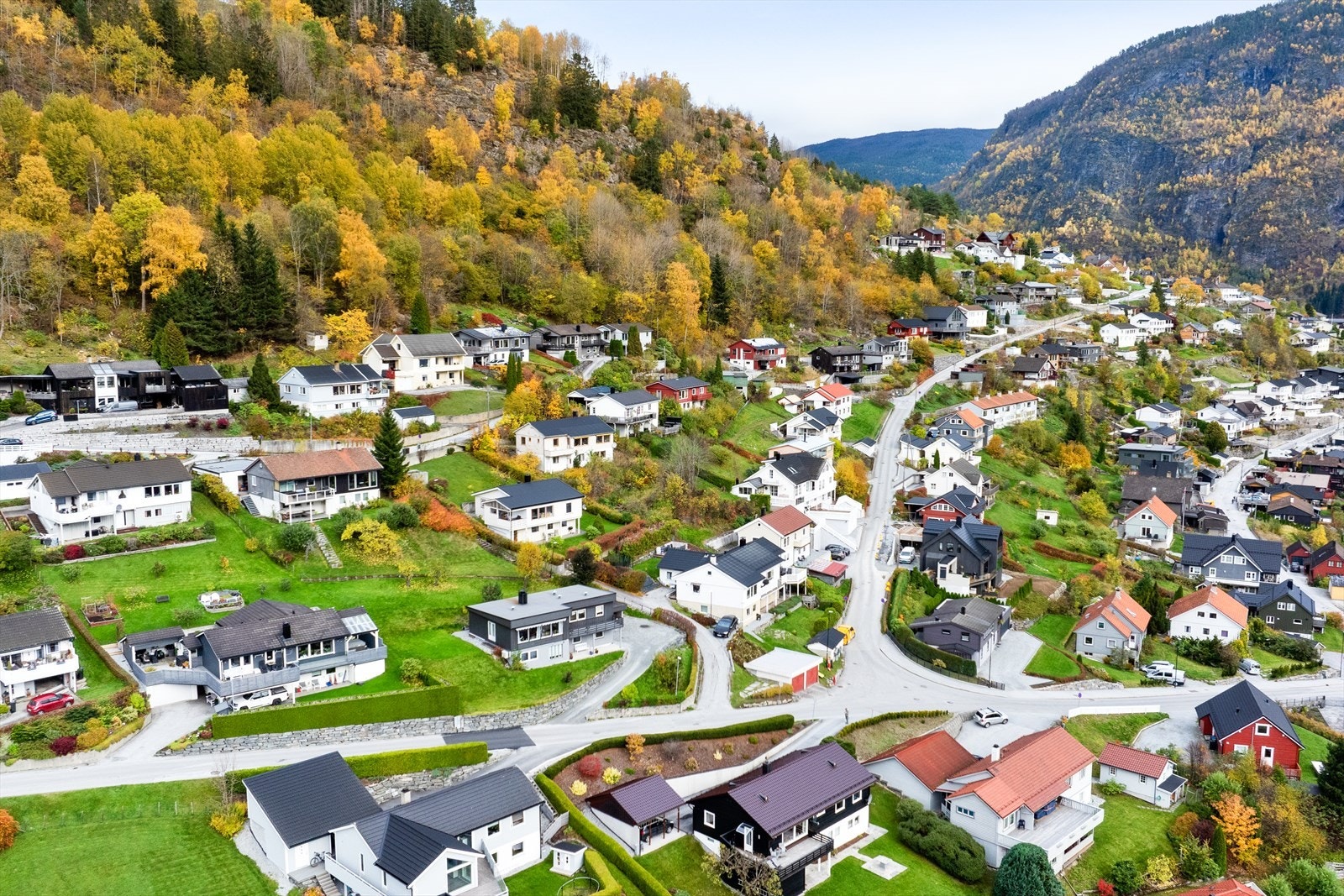 Det er opparbeida gangvegar til sentrum og det er kort gåavstand til leikeplass og Campus med treningssenter, klatresenter, storhall, høgskule og vidaregåande skule. Galleribilde