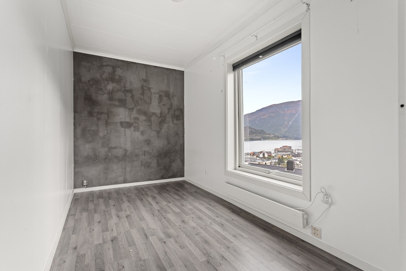 Soverom 4 med flott utsikt mot sentrum og fjorden (soverom 3 og 4 var tidlegare eit stort soverom) Galleribilde