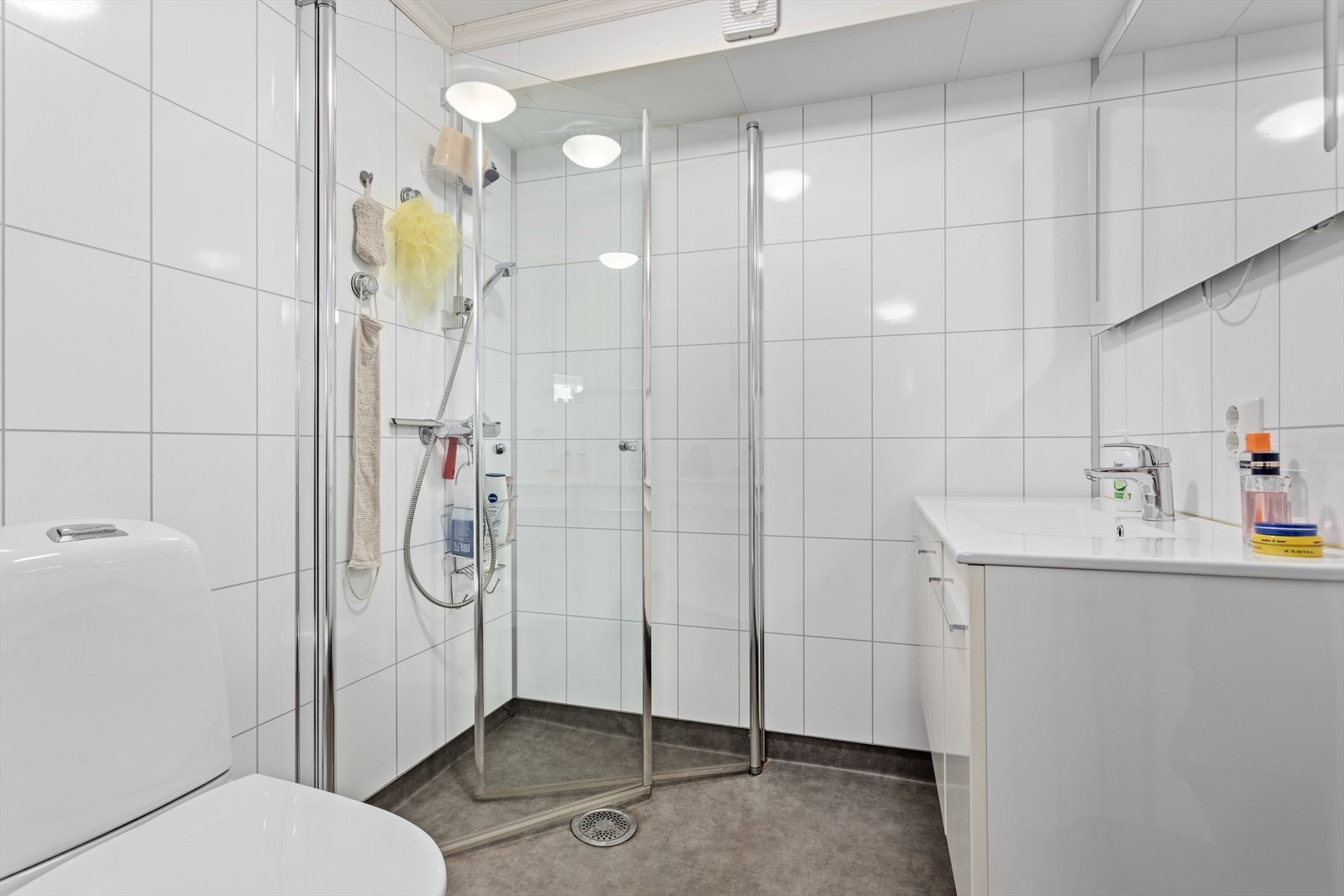 Badet i underetasjen er utført med belegg på golv og baderomsplater på vegg. Himling er utført med plater. Galleribilde