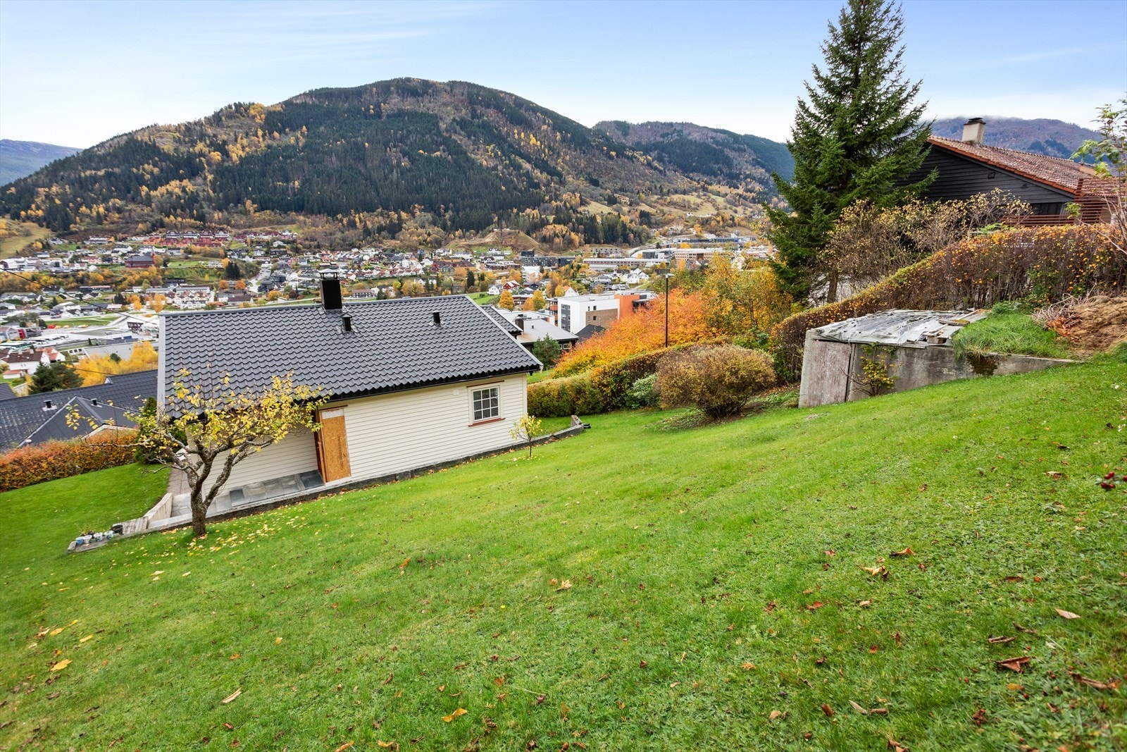 Tidlegare har eigar sysla med tankane med å byggje eit nytt hus på den romslege tomta. Galleribilde