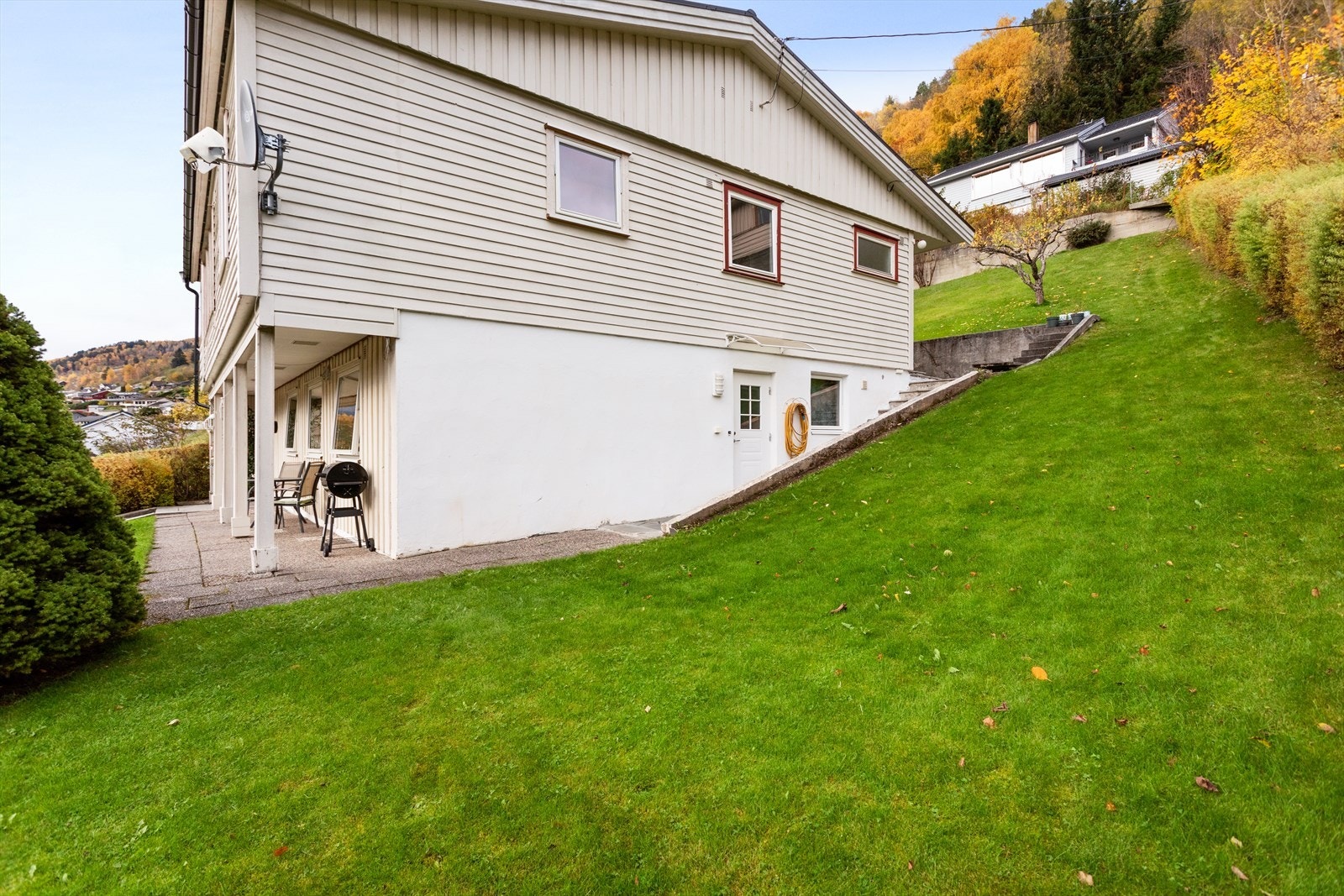 Underetg. har eigen inngang på kortsida av bustaden. Galleribilde