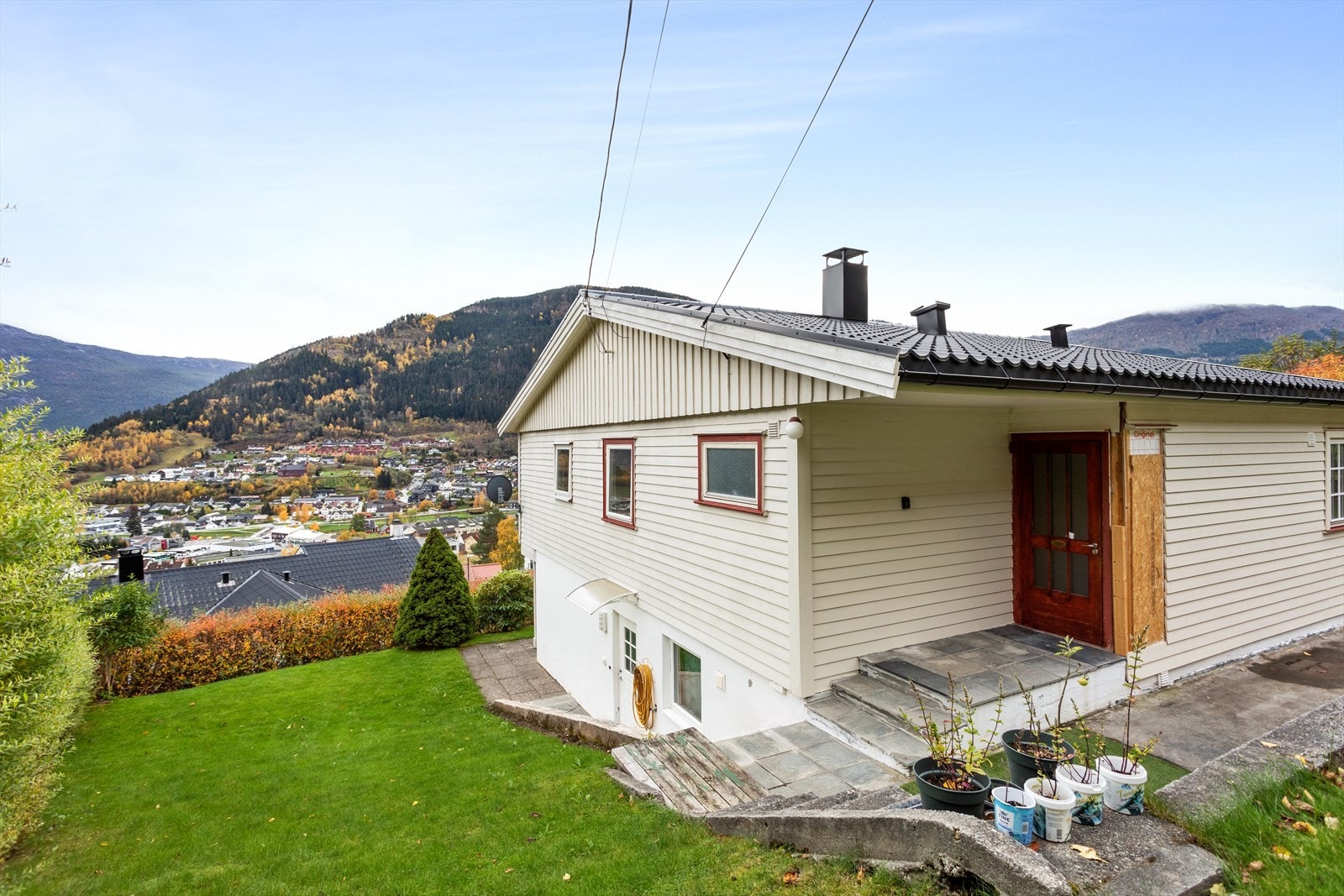 Bustaden har fint opparbeid inngangsparti til hovedetasjen på baksida. Galleribilde