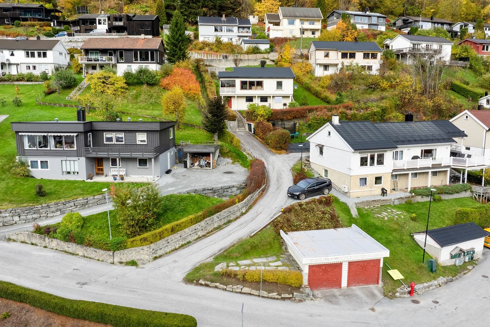 Med eigedomen følgjer det også med ein dobbelgarasje, og to parkeringsplassar, som ligg på festagrunn nede ved vegen. Galleribilde